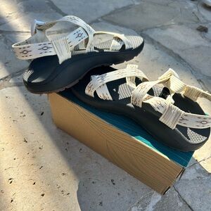 Brand new white and gold Zcloud 2 chacos